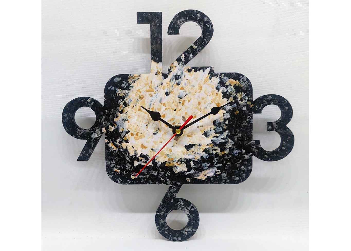 폐플라스틱장난감100%로 만든 트루의 벽시계 텀블벅에서 첫선보여